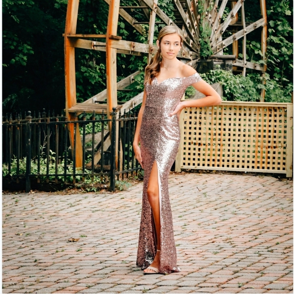 Formal gown - Picture 3 of 3